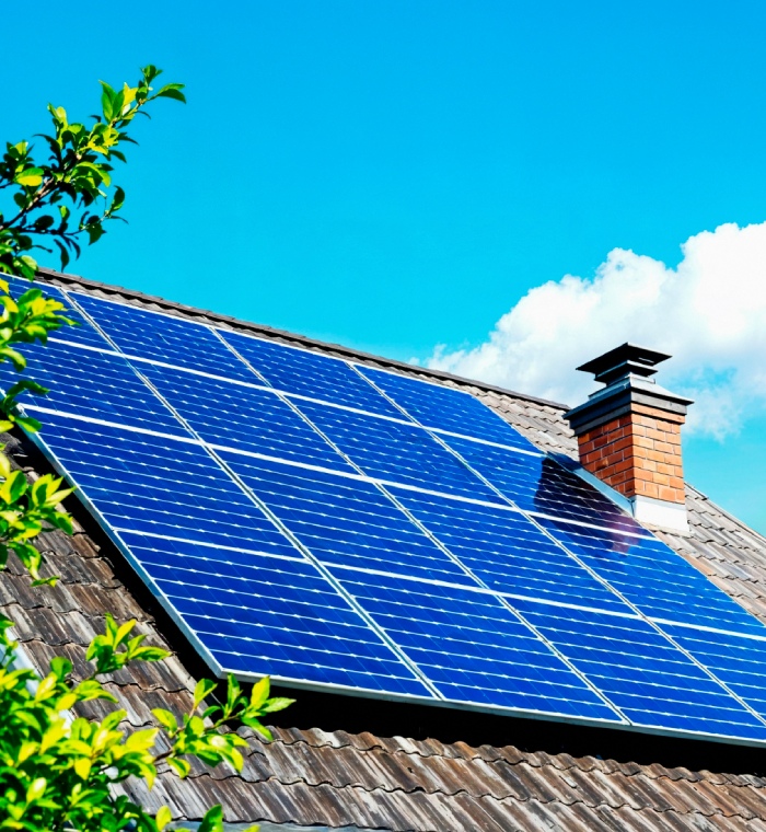 Installation de panneaux photovoltaïques sur toiture inclinée