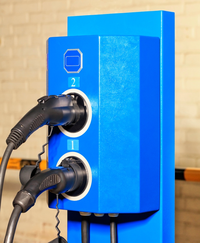 Borne de recharge voiture électrique avec deux connecteurs