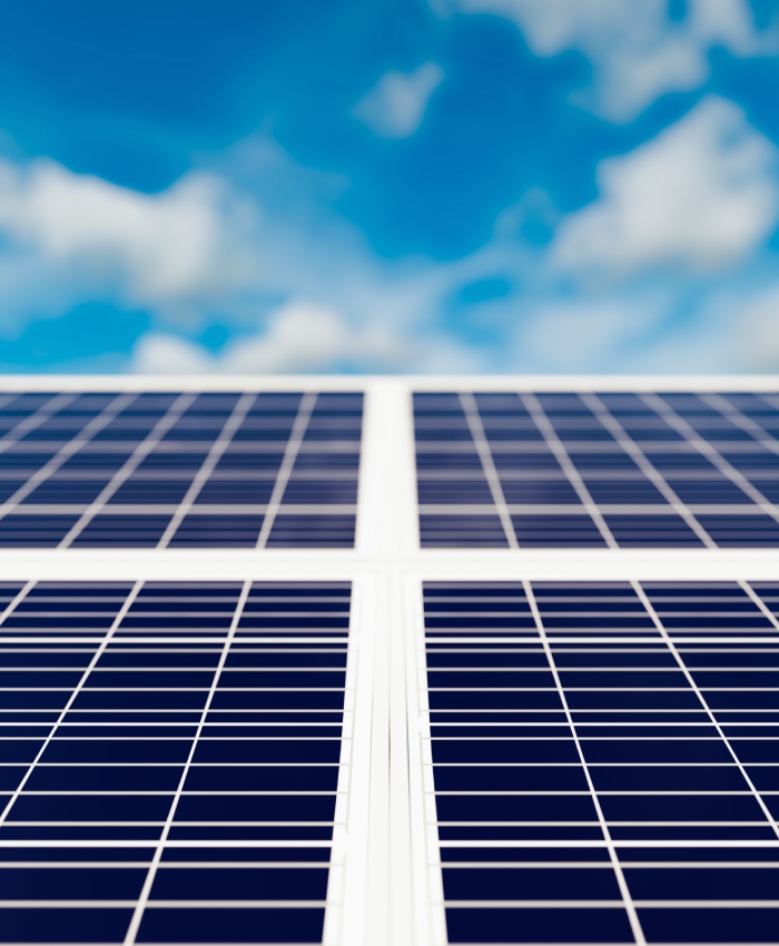 Panneaux solaires photovoltaïques sous ciel bleu