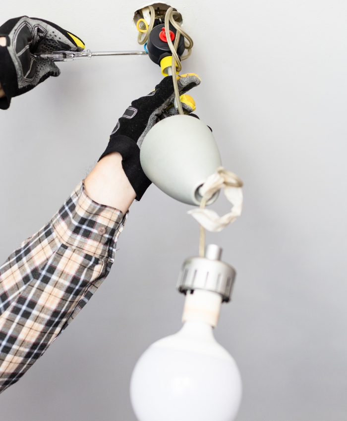 Pose de luminaire lors de travaux électriques
